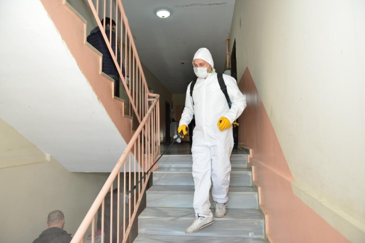 Yakutiye Belediyesi 96 kişilik dezenfekte ekibi ile il&ccedil;eye bağlı k&ouml;ylere de girdi.