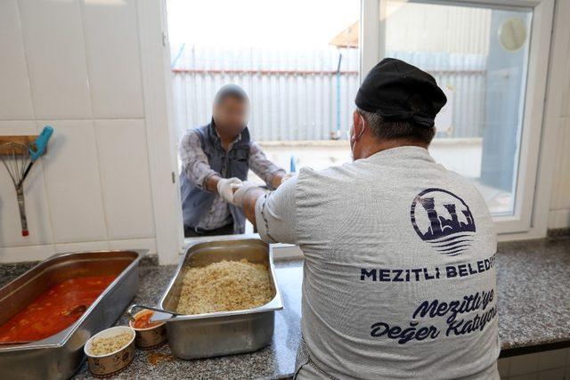 Mezitli Belediyesi evden çıkamayana yemek dağıtıyor