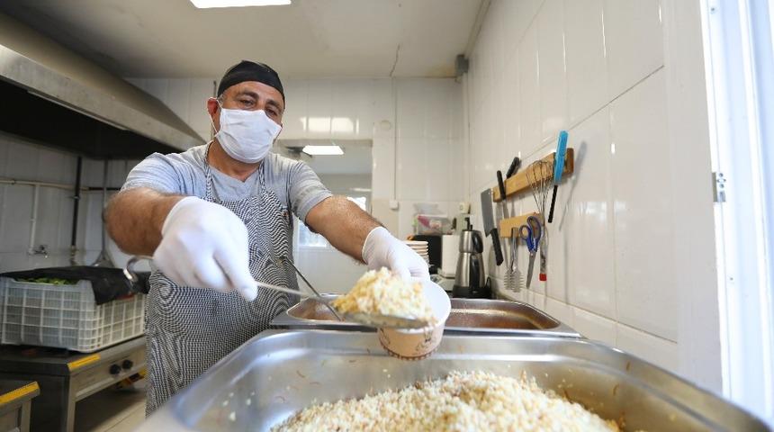 Mezitli Belediyesi evden çıkamayana yemek dağıtıyor