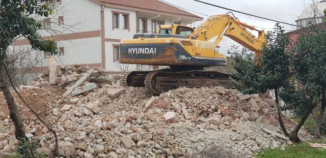 Kartepe’de 21 yıllık orta hasarlı bina yıkıldı