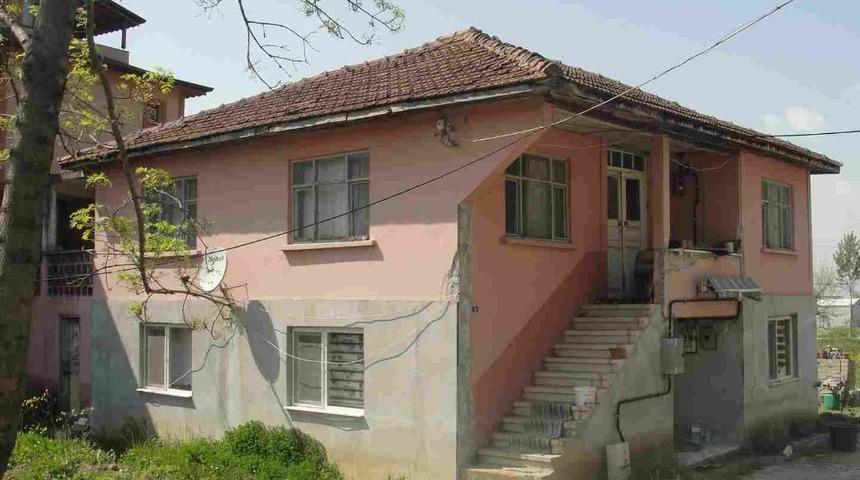 Kartepe’de 21 yıllık orta hasarlı bina yıkıldı