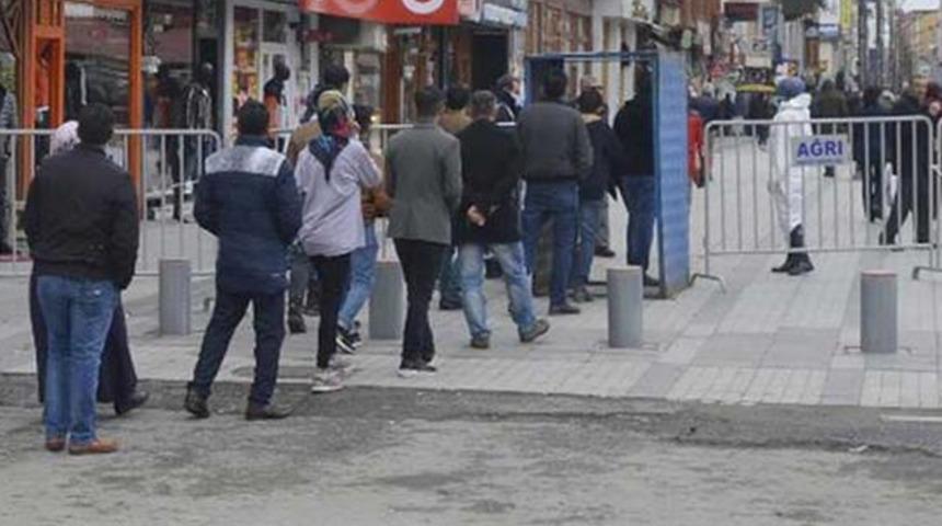 Ağrı'da cadde kapatıldı! Polis tek tek ateşlerini ölçüyor