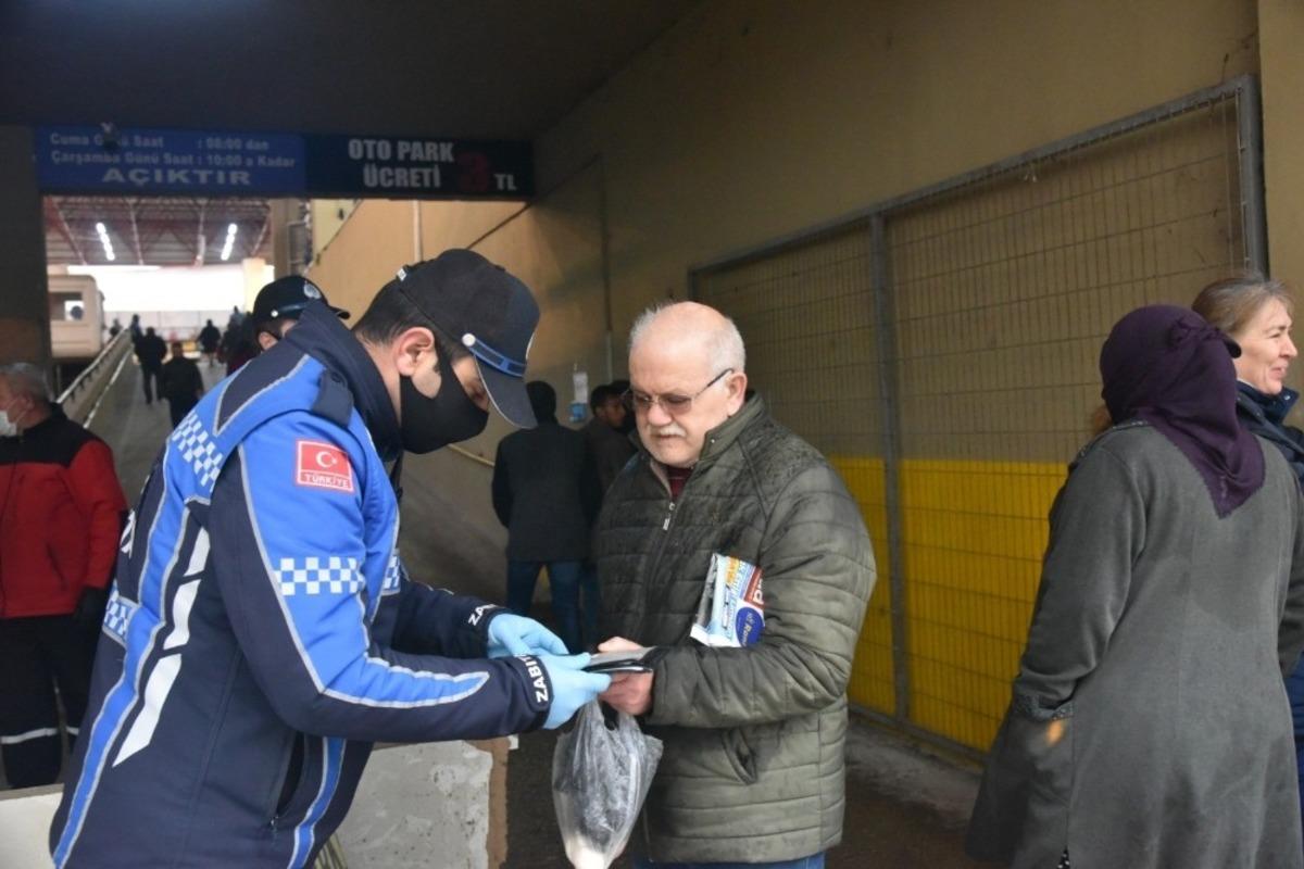 Zabıtadan pazar yerinde yaşlı ve &ccedil;ocuk denetimi