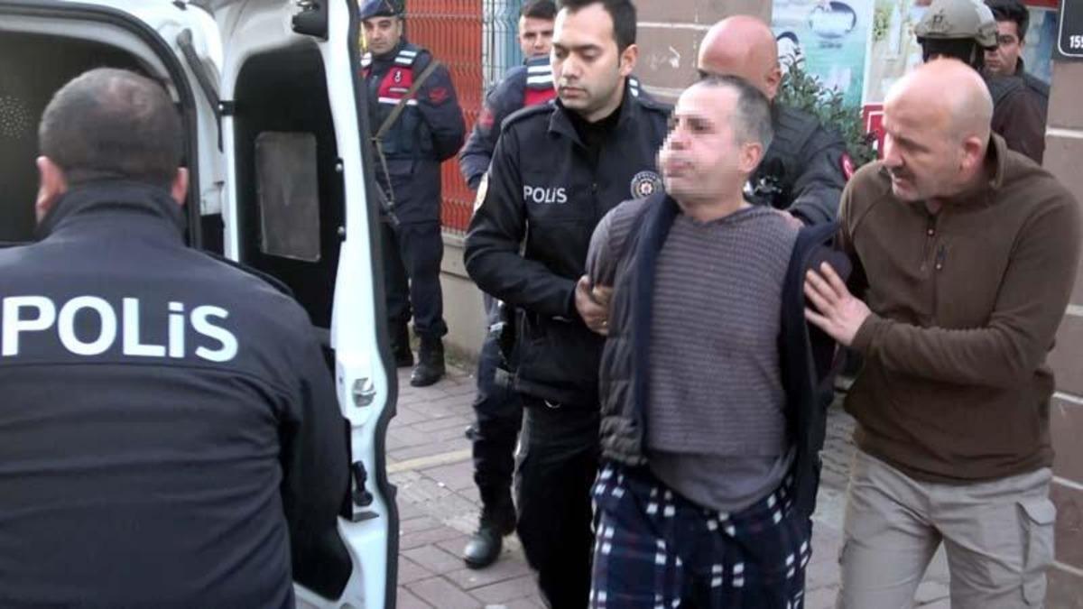 Birlikte yaşadığı kadını rehin aldı, 'Koronavir&uuml;sl&uuml;y&uuml;m' diyerek polise t&uuml;k&uuml;rd&uuml;