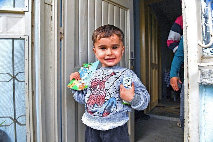 Mersin’de korona virüs salgını sürecinde sütler, çocuklara evlerinde ulaştırılıyor G1