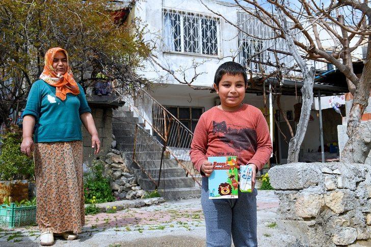 Mersin’de korona virüs salgını sürecinde sütler, çocuklara evlerinde ulaştırılıyor G2