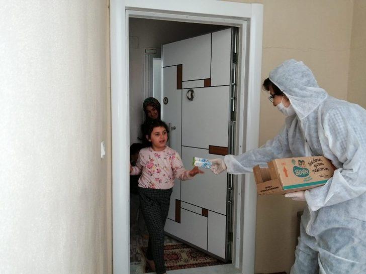 Mersin’de korona virüs salgını sürecinde sütler, çocuklara evlerinde ulaştırılıyor G3