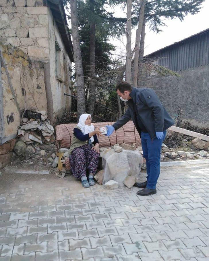 Seyitgazi’de yaşlılara Kaymakamlık ve Kızılay desteği! G2