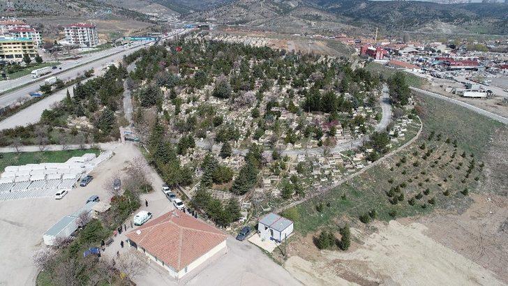 MHP’li Ilıkan, Gölbaşı Mezarlığı’ndaki eksiklere dikkat çekti G3