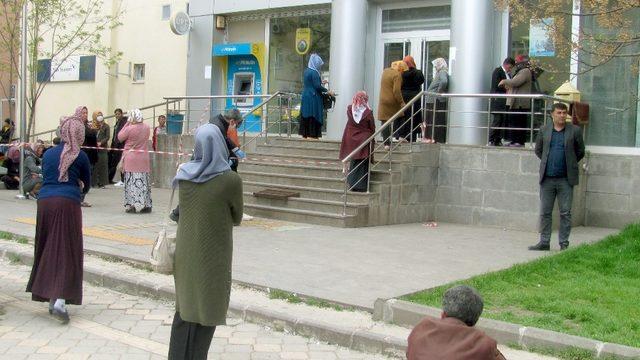 Yardım paraları ihtiyaç sahiplerinin evlerine götürülüyor