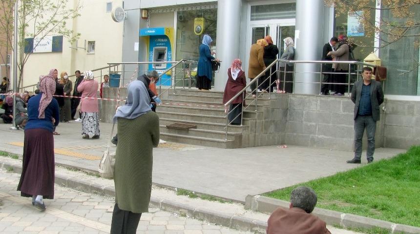 Yardım paraları ihtiyaç sahiplerinin evlerine götürülüyor