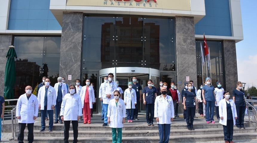 Salgında hayatını kaybeden sağlık &ccedil;alışanlarına saygı duruşu