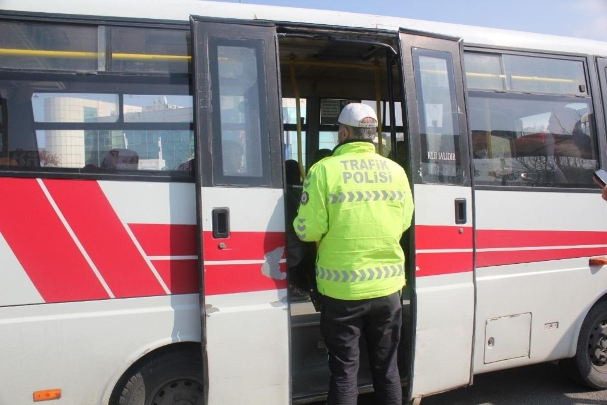 Yoğun yolcu taşıyan s&uuml;r&uuml;c&uuml; cezadan kurtulamadı