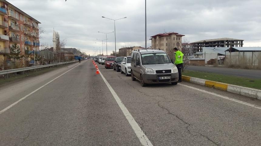Pasinler Emniyeti İl&ccedil;eden &ccedil;ıkışları kontrol altına aldı