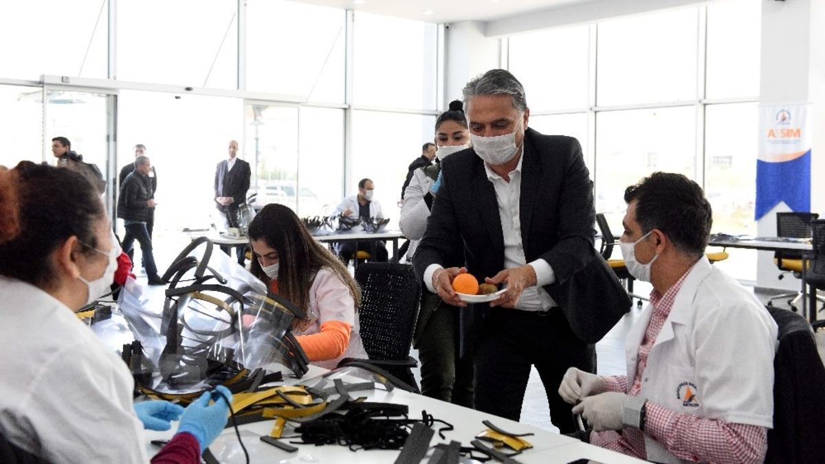 Muratpaşa 13 bin 850 adet siperlikli maske dağıttı