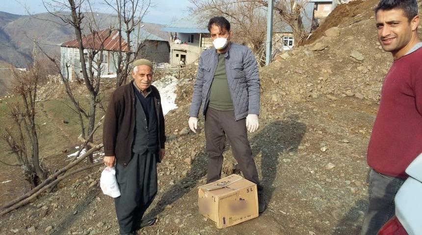 Sincik il&ccedil;esinde yaşlıların ihtiya&ccedil;ları tek tek karşılanıyor