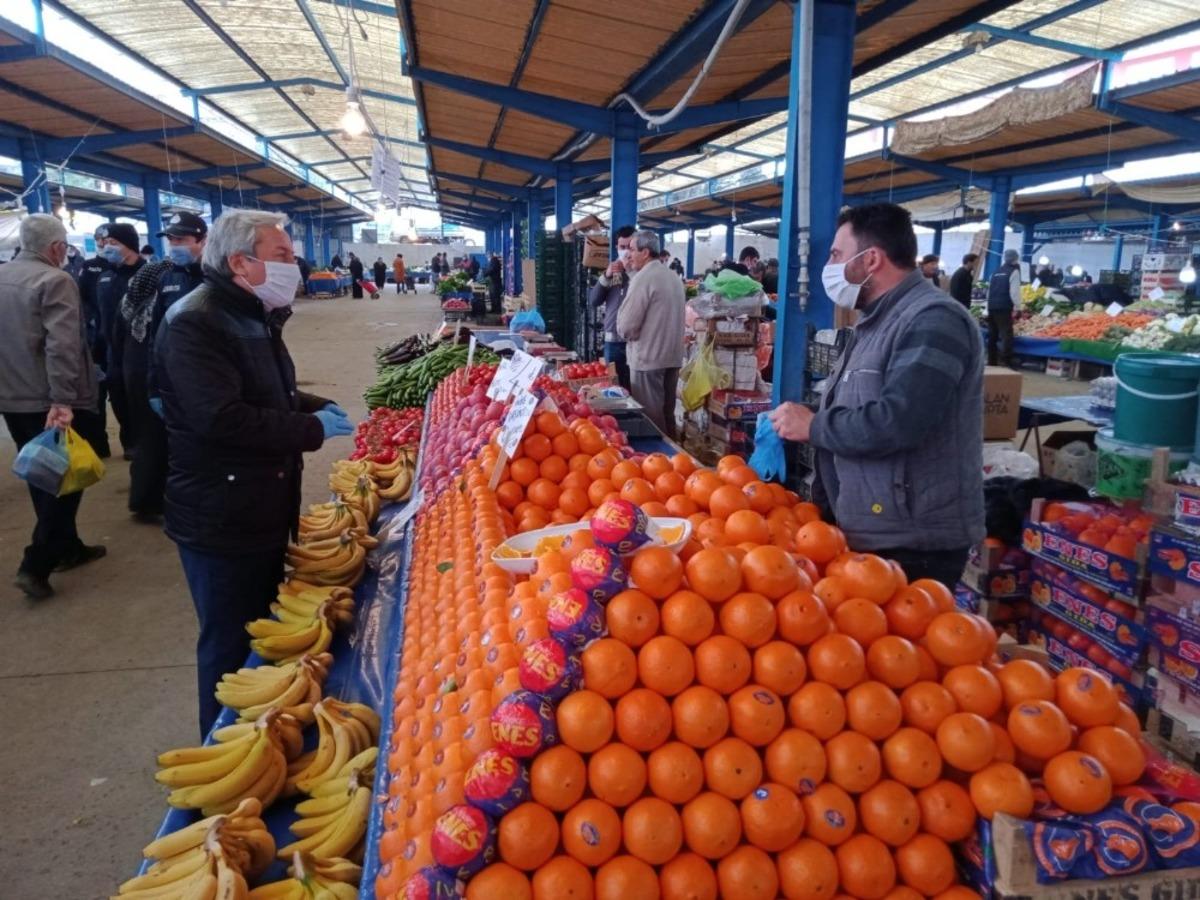 Başkan Şahin pazarda vatandaşlara ve satıcılara maske dağıttı