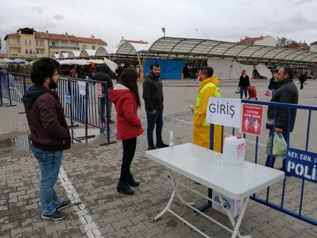 Avanos’ta pazaryerine girişlerde ateş ölçümü yapılıyor