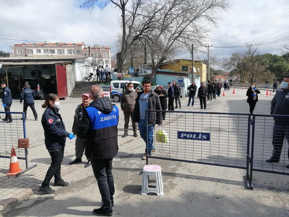 Pazar yerine girişte, 500 metrelik kuyruk oluştu