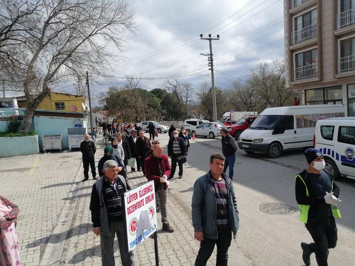 Pazar yerine girişte, 500 metrelik kuyruk oluştu G1