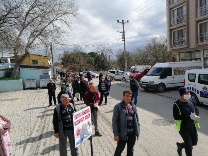 Pazar yerine girişte, 500 metrelik kuyruk oluştu G4