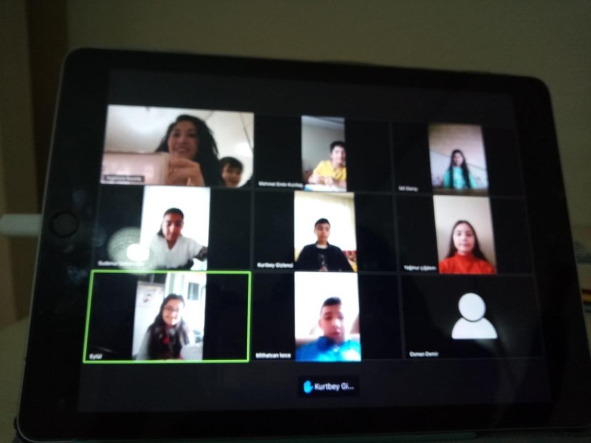 &Ouml;ğretmenler, canlı ders bağlantılarıyla &ouml;ğrencileri yalnız bırakmıyor