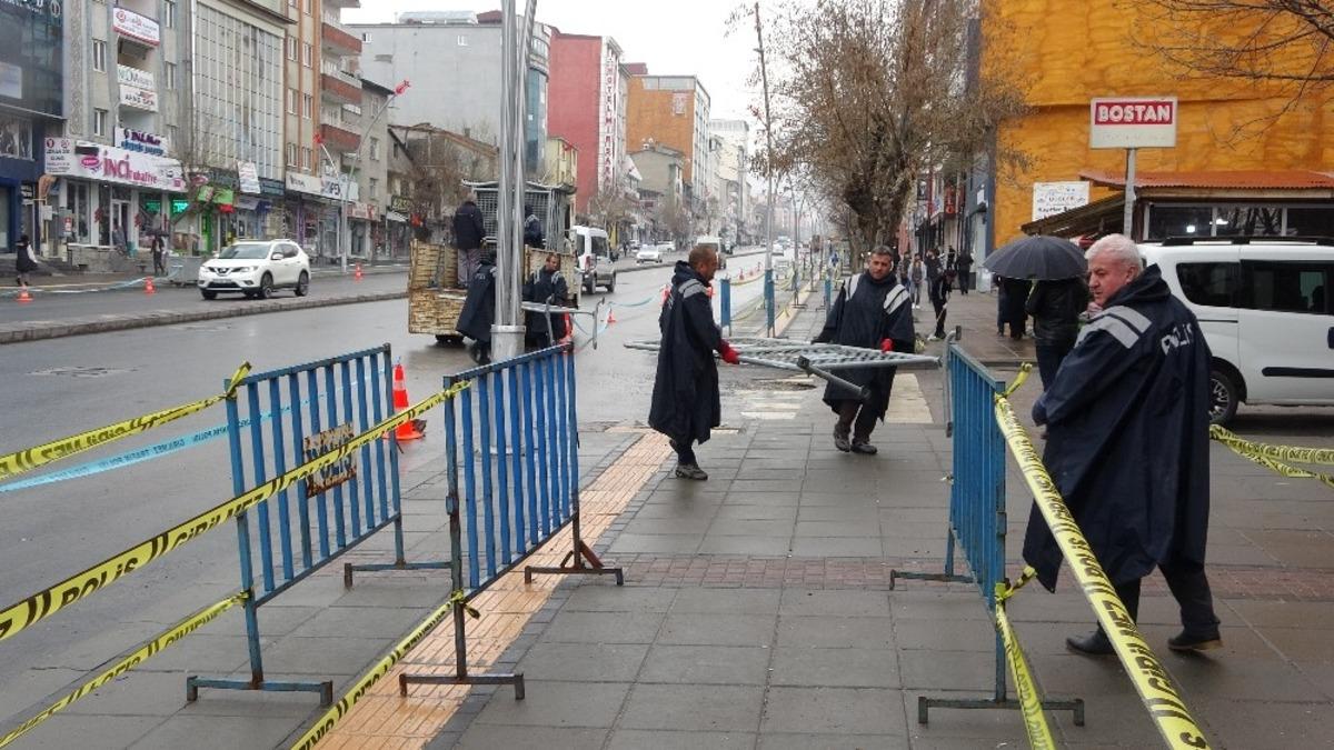 Muş polisinden sosyal mesafeye bariyerli &ouml;nlem