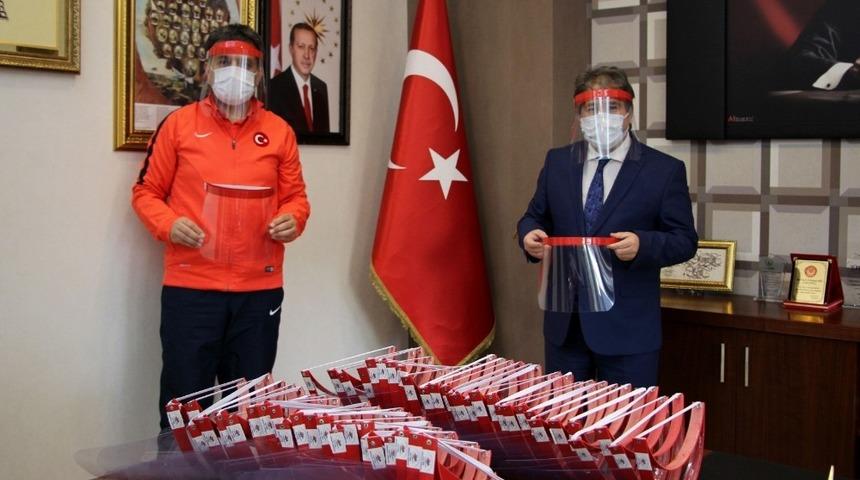 Gen&ccedil;lik ve Spor İl M&uuml;d&uuml;rl&uuml;ğ&uuml;&rsquo;nden İl Sağlık M&uuml;d&uuml;rl&uuml;ğ&uuml;&rsquo;ne bin 500 adet siperlik