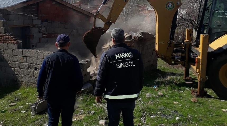 Bing&ouml;l&rsquo;de metruk yapı yıkıldı