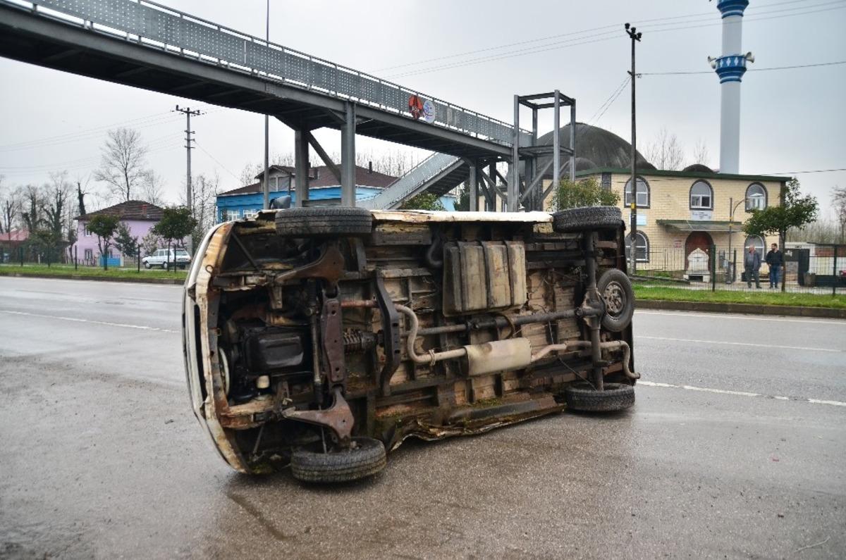 İneğe &ccedil;arpmamak i&ccedil;in manevra yapan minib&uuml;s devrildi