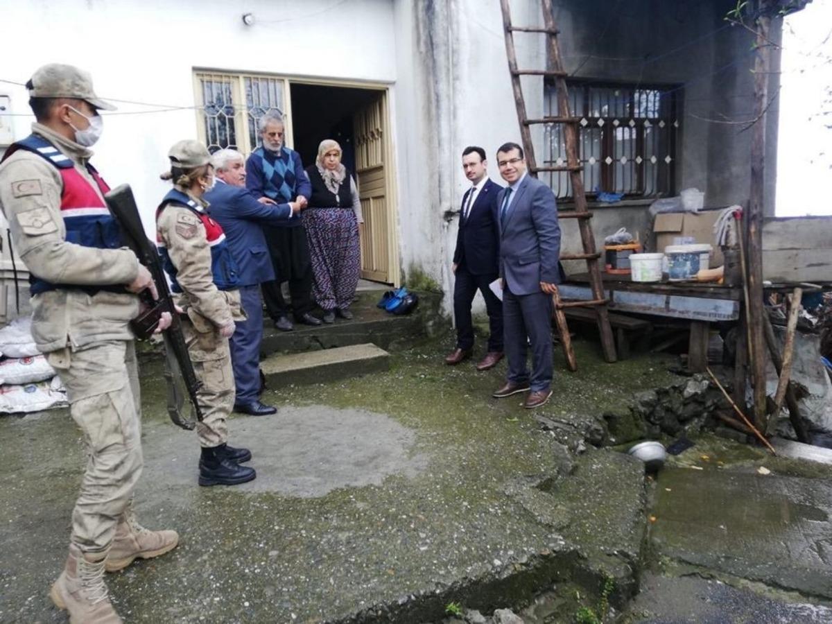 Hatay&rsquo;da 65 yaş &uuml;st&uuml; vatandaşların maaşları evlerinde teslim edildi