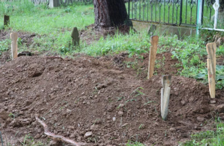 Acı fotoğraf! Annesinin yanına gömüldü G1