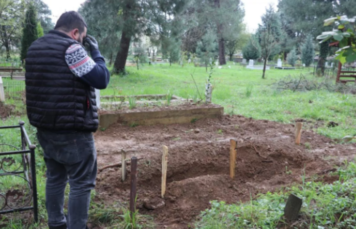 Acı fotoğraf! Annesinin yanına gömüldü G2