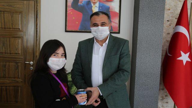 Kumbarasını bağışlayan Elanur’a, Başkan Cabbar’dan jest