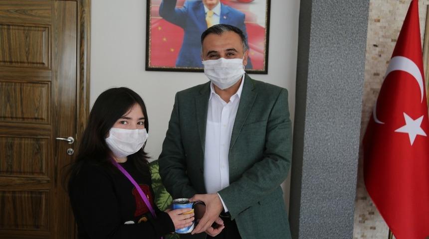 Kumbarasını bağışlayan Elanur’a, Başkan Cabbar’dan jest