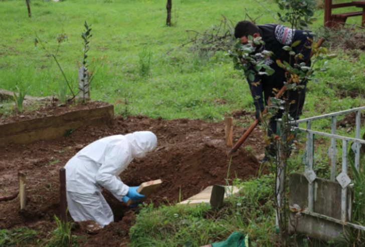 Acı fotoğraf! Annesinin yanına gömüldü G3