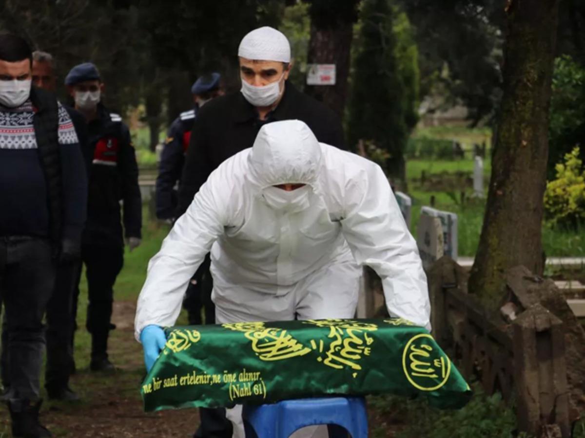 Acı fotoğraf! Annesinin yanına g&ouml;m&uuml;ld&uuml;