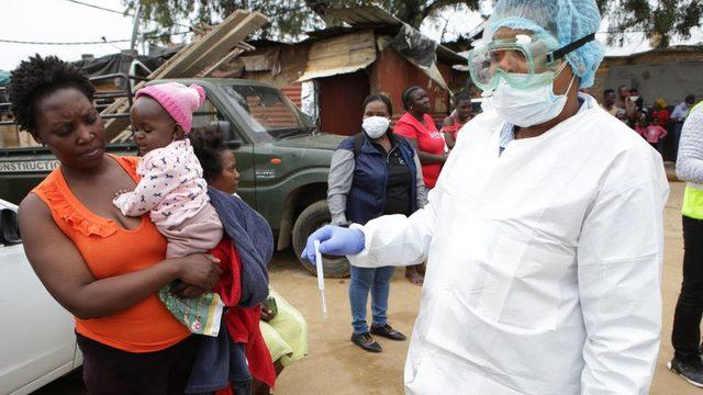 Güney Afrika'da Covid-19 testleri yapılıyor.