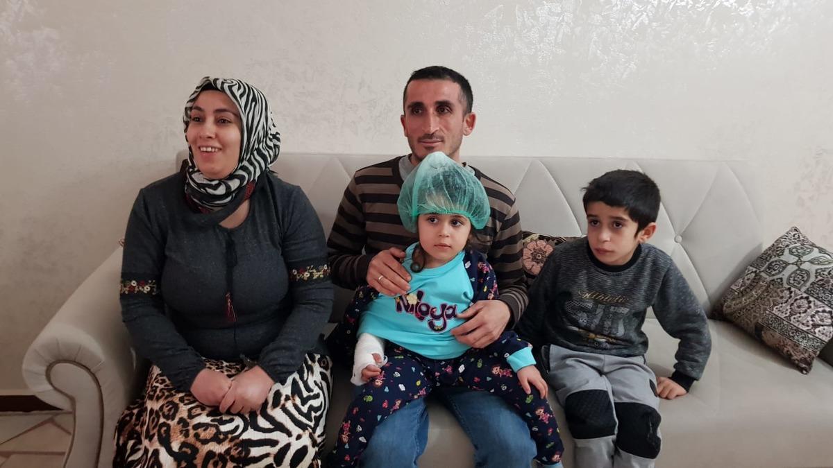 Sağlık &ccedil;alışanlarını alkışlarken d&uuml;şen Elif, alkışlarla taburcu oldu