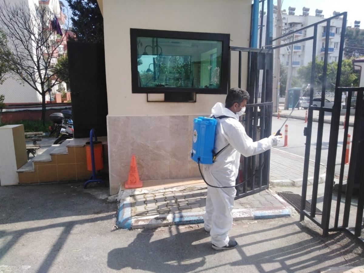 Toroslar Belediyesi, dezenfekte &ccedil;alışmalarını s&uuml;rd&uuml;r&uuml;yor