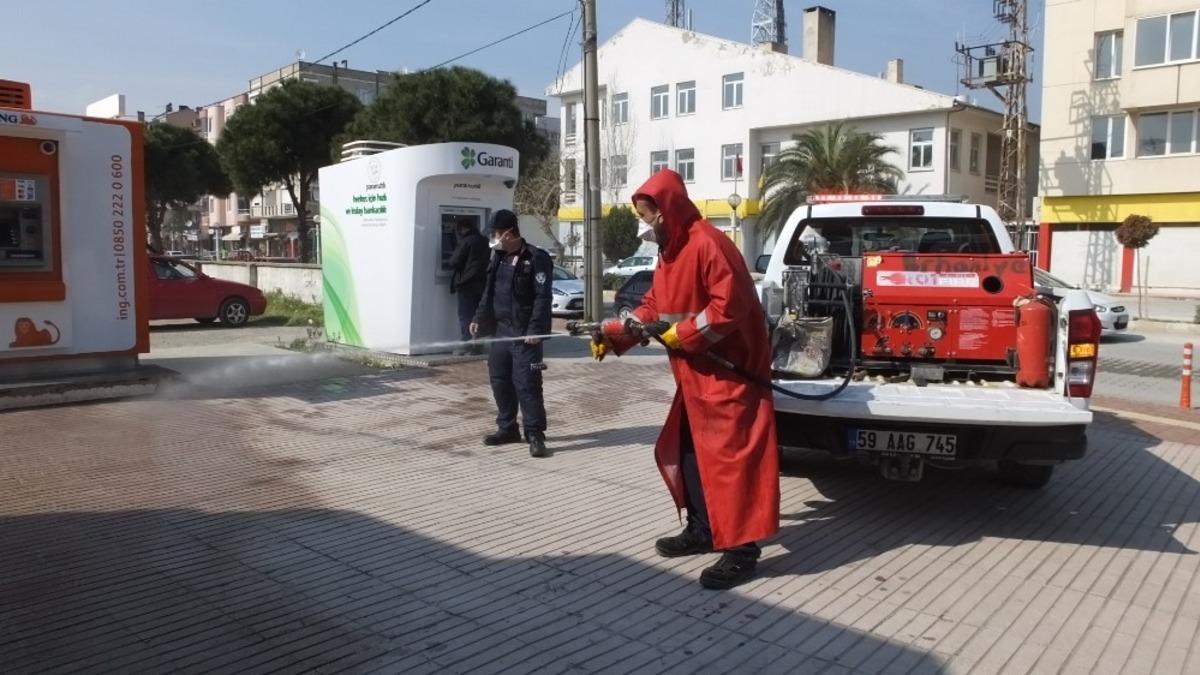 Burhaniye&rsquo;de dezenfeksiyon &ccedil;alışmalarına itfaiye desteği