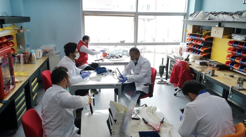 Hakkari’nin gönüllü gençleri maske üretiyor