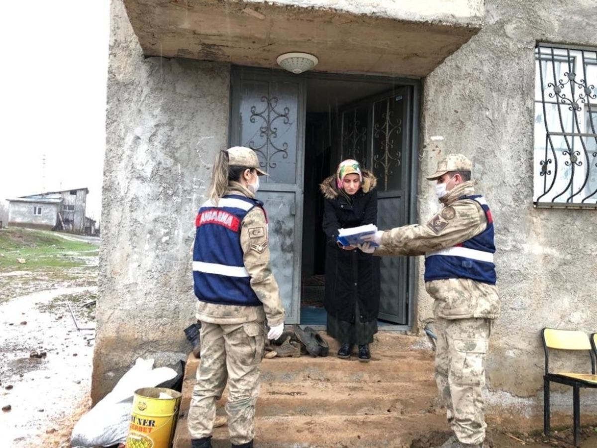 Jandarma, vatandaşın sosyal yardım &ouml;demesini evlerine teslim ediyor
