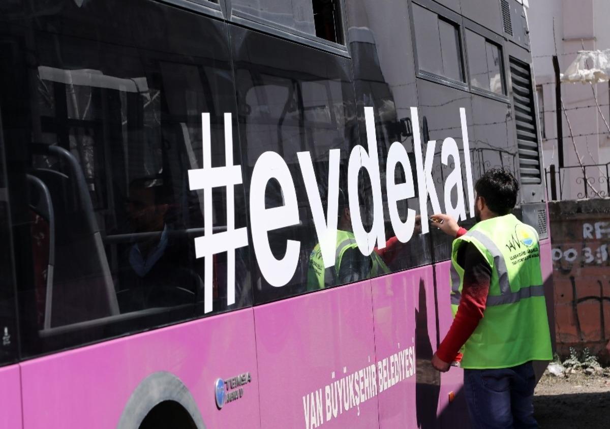 Van B&uuml;y&uuml;kşehir Belediyesi sosyal mesafe i&ccedil;in zemin &ccedil;ıkartmaları yaptı