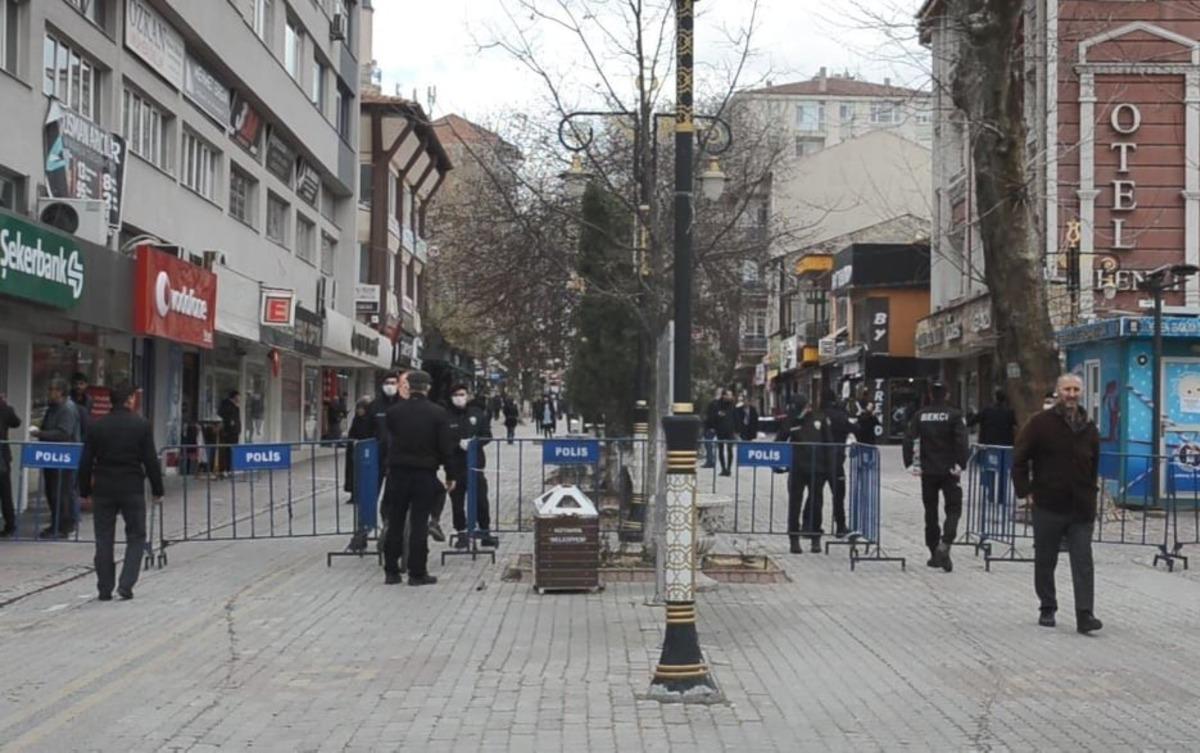 K&uuml;tahya&rsquo;da işlek alanlarda kalabalık oluşumuna izin verilmeyecek