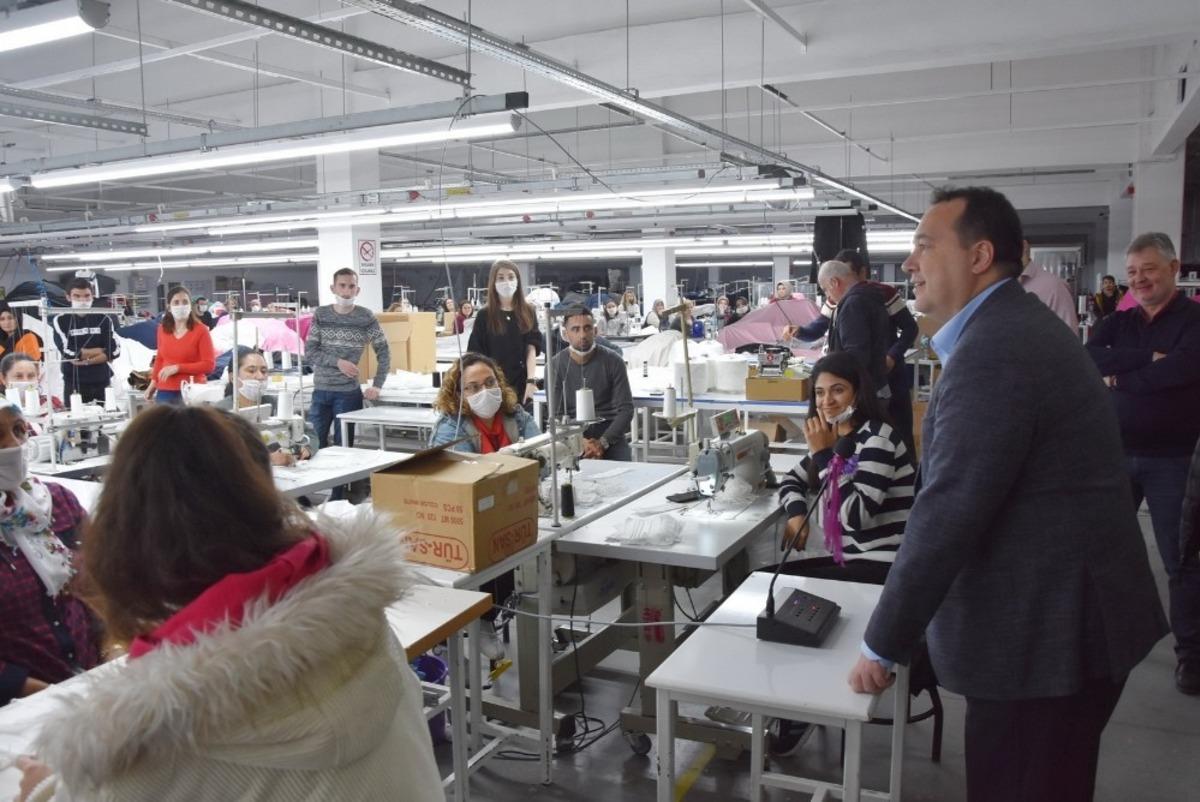 Akhisar&rsquo;da maske &uuml;retimine destek