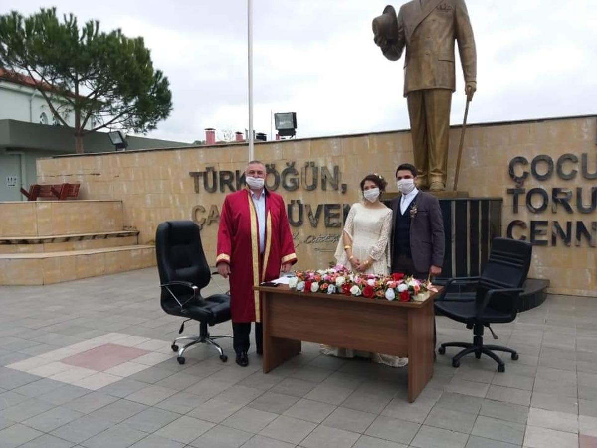 Sevgileri korona vir&uuml;s&uuml; dinlemedi