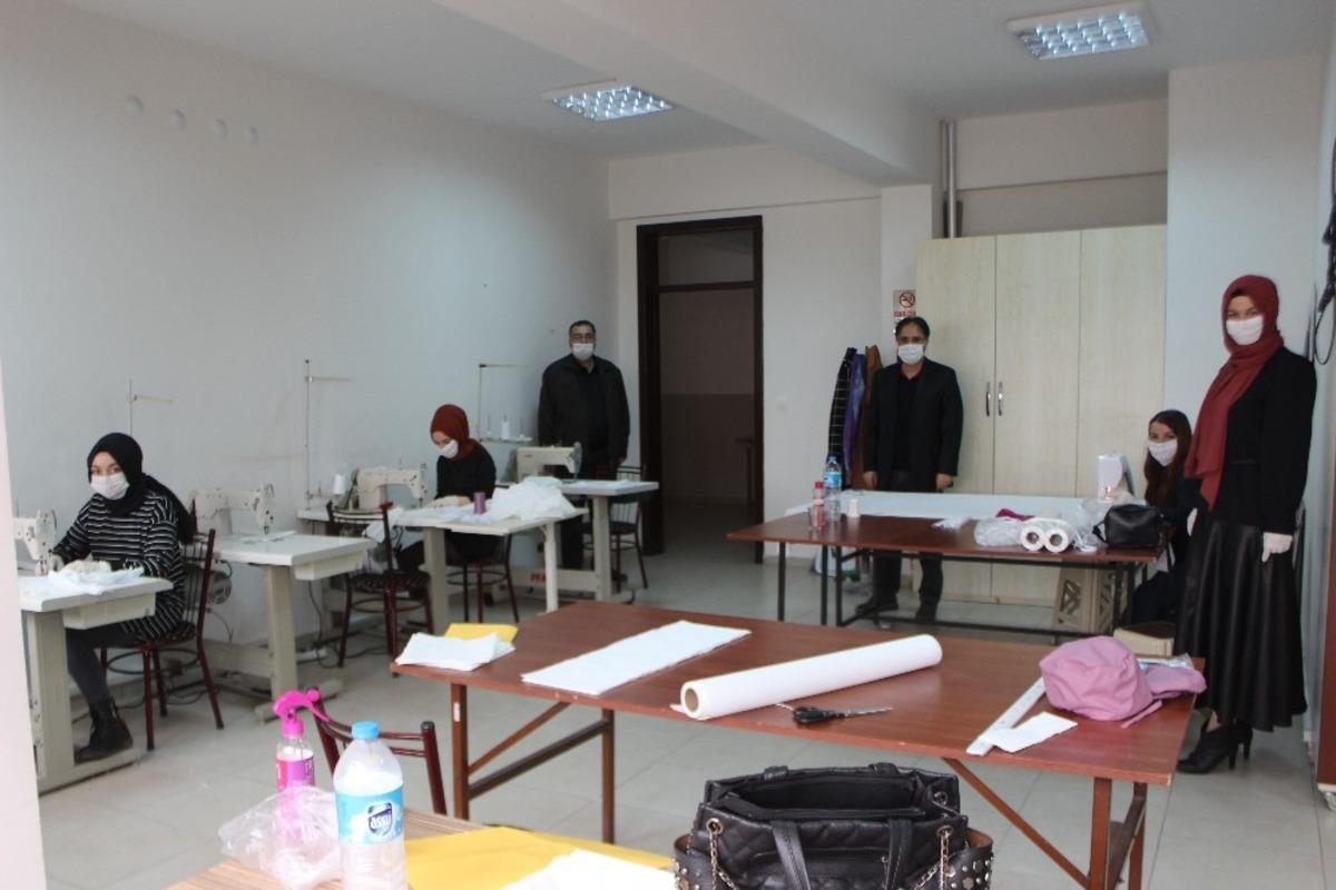 Osmaneli&rsquo;de g&ouml;n&uuml;ll&uuml; &ouml;ğretmenler 3D yazıcı ile &rsquo;&rsquo;Y&uuml;z koruyucu Siperlik ve Maske&rsquo;&rsquo; &uuml;retiyor