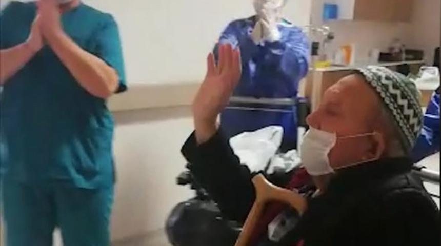 Koronavir&uuml;s&uuml; yenen 84 yaşındaki İzmirli hasta alkışlarla hastaneden taburcu edildi
