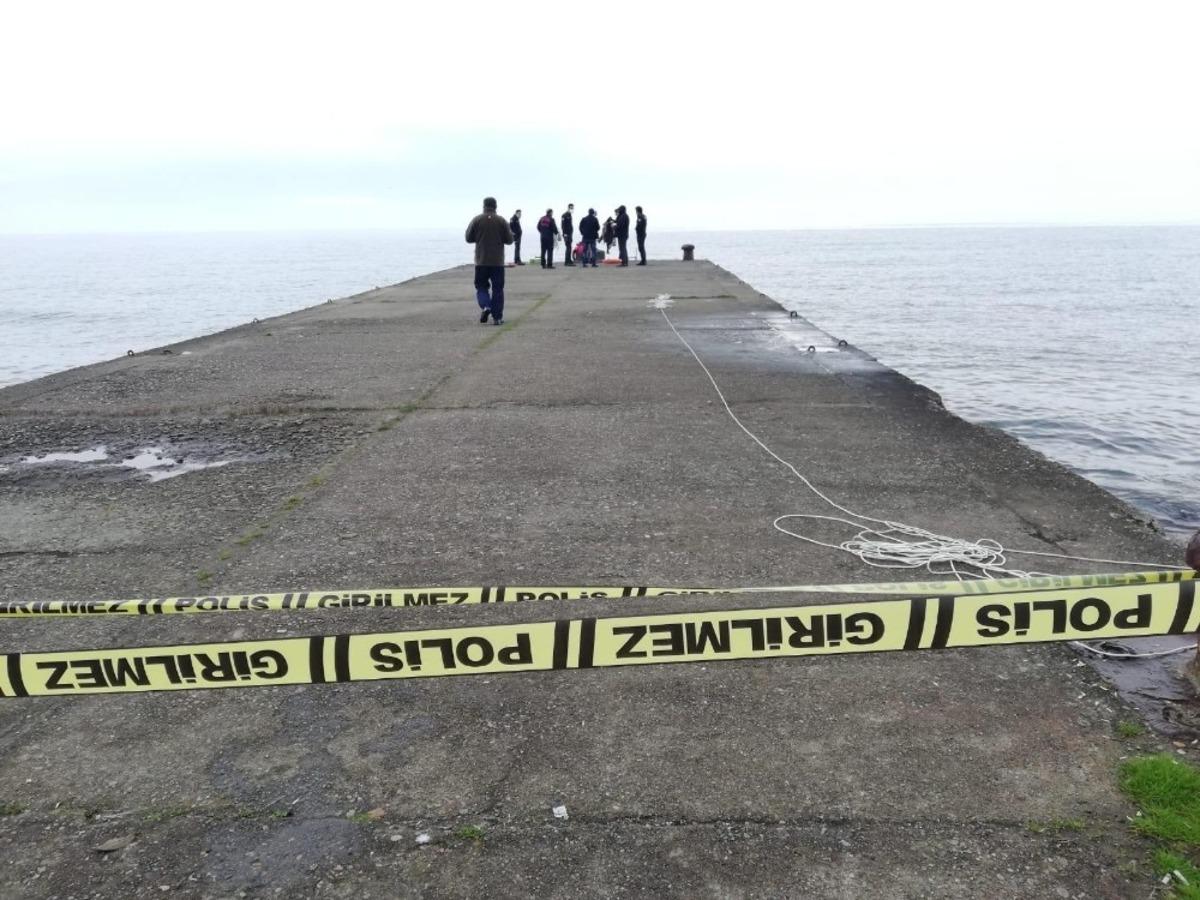 V&uuml;cuduna ağırlık bağladı, denize atlayarak intihar etti